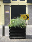 907658 Afbeelding van een omleidingsbord voor fietsers voor de Molenwerfsteeg op de Lauwerecht te Utrecht, vanwege de ...